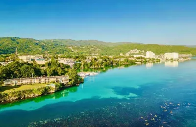 2Bed-2Bath Magnificent Ocean View Condo in Ocho Rios with Private Beach Assess. โรงแรมใน