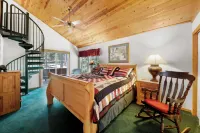 Paradise Pines 3BR Secluded Cabin Minutes in Tahoe Donner!