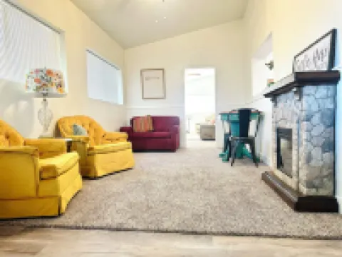 Terrific, CLEAN 4-bedroom house in Thatcher with WiFi, AC 撒切酒店