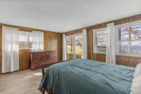Waterfront 4-Bedroom Pet Friendly Lake House w/ dock for boat, fishing, swimming - Homestays