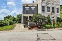 Game Days, Grubs and More Updated Cincinnati Home! Hotels in Fort Mitchell