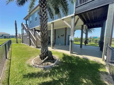 Sea Batical. A short 5 minute walk to the sandy beach! Отели рядом с достопримечательностью «Crystal Beach Spot»