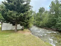 The Spruce House on Rock Creek- Hot Tub, 2 Kings, 2 Queens/ 2 bath, Fenced Yard