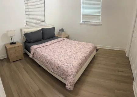 Charming 2-bedroom house Centrally located in Tampa. Отели в г. Лейк-Магдалин