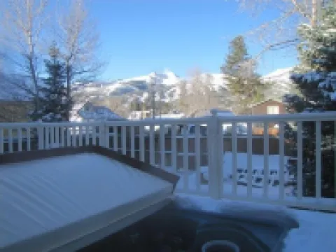 Downtown 4 Bed/3 bath Historic District - Hot tub/mtn views /grassed fenced yard