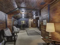 INCREDIBLE 8br 4ba Log House, Big St Germain Lake, Outdoor Covered Bar, Beach Hotels in St. Germain