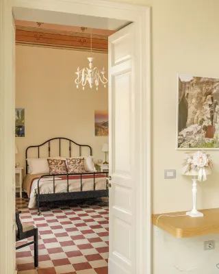 Palazzo Fiammingo Rooms Отели в г. Адрано