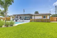 Swim, Game & Bbq: Family Retreat in Stuart - Kitchens