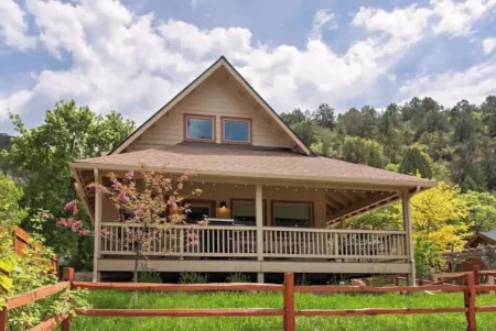 Relax near Glenwood Hot Springs -15 min walk Отели рядом с достопримечательностью «The Hideout at Glenwood Springs»