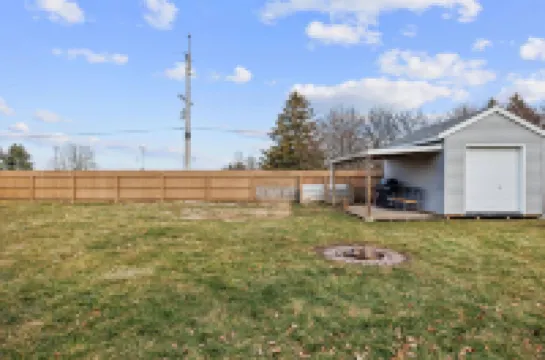 Hot Tub and Outdoor Entertainment - Spacious Chic Retreat