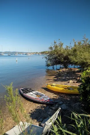 Vacation home right on the water, ideal for families and water sports enthusiasts. Отели в г. Giens