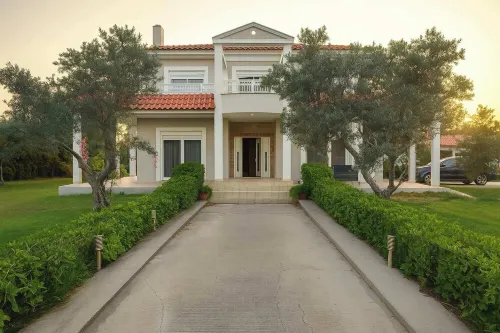 4-bedroom luxury familly villa with pool