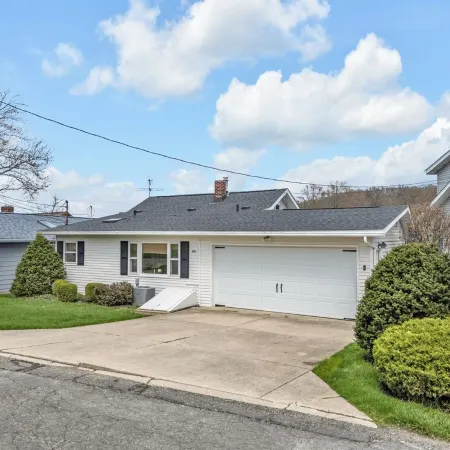 Portage Lakes Retreat - 3 BR Lakefront Home with Hot Tub