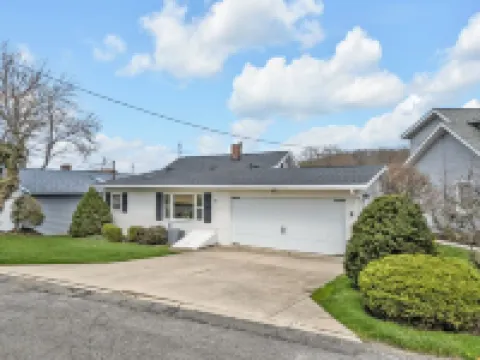 Portage Lakes Retreat - 3 BR Lakefront Home with Hot Tub