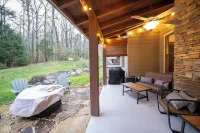 Luxury Condo In The Heart of The Smokies! Pool/WiFi/Game Room/Views/Fire Pit!