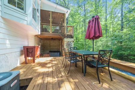 7.7 mi to LakePoint Sports - Near Historic DT - HotTub