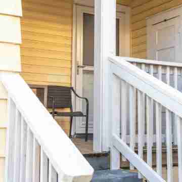 Cute & Compact 1BR - Easy Walk to Town Others