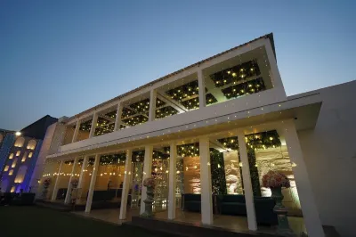 Bel-La Monde Hotel NH8 at 6km from IGI Airport Delhi Hotell i Rangpuri