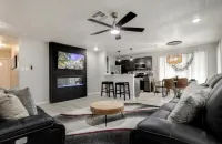 4-bedroom-20 minutes from Airport & Riverwalk Space for everyone bring them all! 키르비 호텔