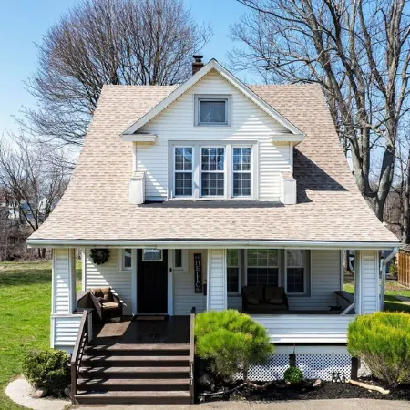 Lakeview Modern Stay Near Beaches, GOTL, and Spire