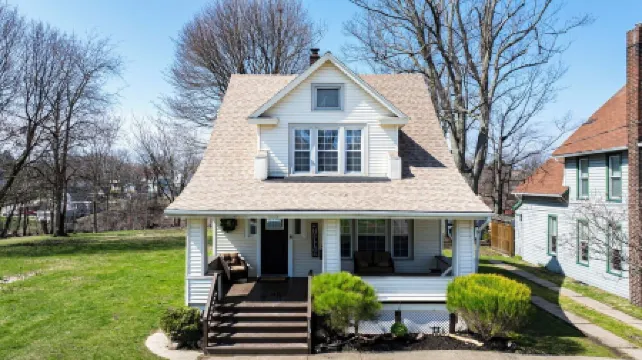 Lakeview Modern Stay Near Beaches, GOTL, and Spire