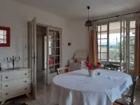 Grande Maison Idéale Pour Deux Couples Hotels in Velleron