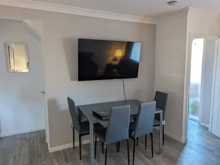 Lovely 2 Bedroom Terrace House Отели рядом с достопримечательностью «The Time Capsule»