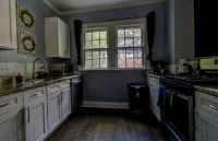 Modern Heart of Decatur • King Comfort • TV • Wi-Fi • Sleeps 4