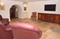 Maison Provençale de 350 m² Dans un Magnifique Parc Arboré Avec Piscine Hotels in Les Arcs