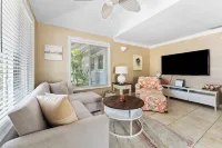 Ocean72, 2-bedroom cottage in Holmes Beach with Pool and Spa