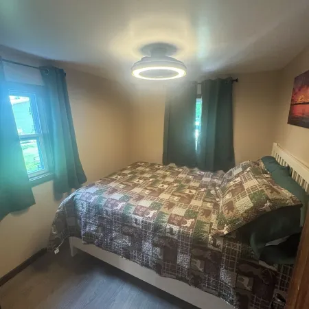 Cozy 3-bedroom cabin with free BOAT SLIP