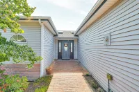 Waterfront Home with Dock and Hot Tub in Oak Harbor! Hotel a La Conner