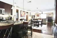 Charming Craftsman Retreat: 3BR Home w/ Pool & Jacuzzi – Your Perfect Getaway! فنادق في Bonita