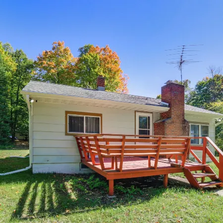 Walk to Water: Lake House in Suring!