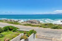 Luxury villa with ocean views in De Kelders Hotel a De Kelders