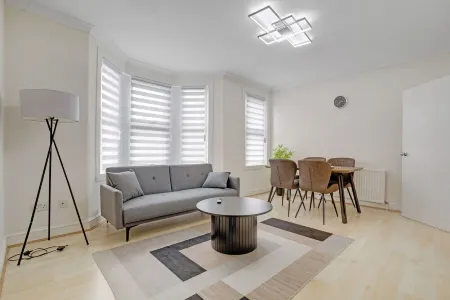 2 bedroom Luxury house London near Subway station