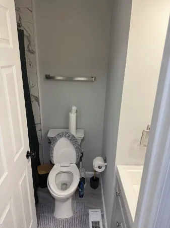 Charming 1-bedroom townhome in welcoming Capitol Heights with WiFi, AC