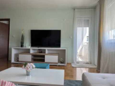 “Cozy Haven & Chic Urban Oasis” 東部新薩拉熱窩酒店