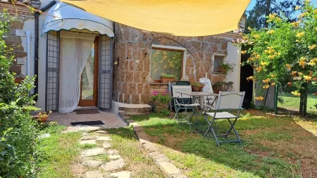 Enchanted lakeside retreat with garden Отели в г. Тревиньяно-Романо