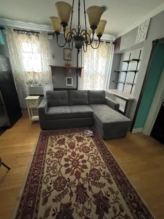 Charming 2-bedroom apartment in wonderful Schenectady with AC