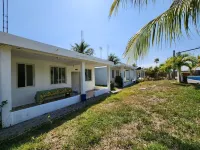 Backpackers Hostel Pool and Parking Near Beach Отели в г. 