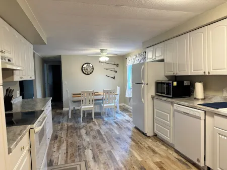 Come for the Sun, Stay for the Fun in this charming 3 Bedroom Porch Home Отели в г. Уилбур