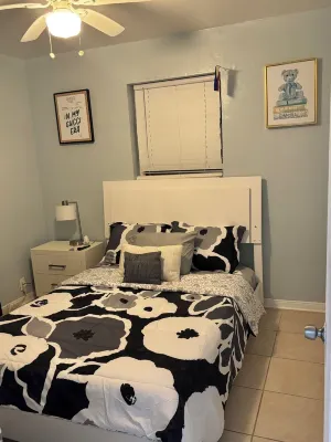 Charming house in terrific North Miami Beach with AC, WiFi 더 앤시언트 스페니시 모나스터리 주변 호텔