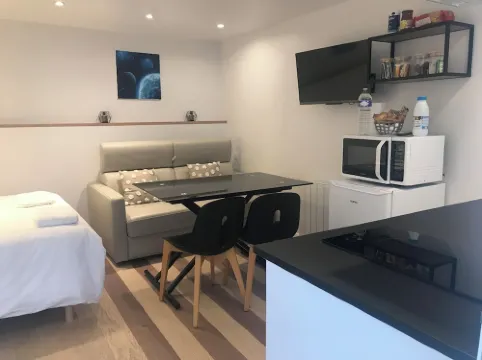 Cute independent studio Hotels in Saint-Germain-en-Laye