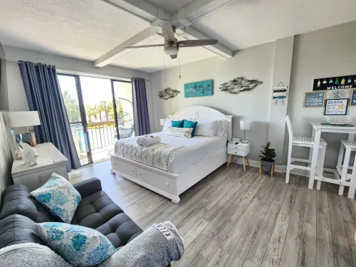 Waterfront cozy Studio/condo with King Sized Bed, Resort Pool & close to Beach!