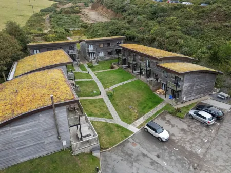 Cornish Holiday Home - Bodannoneco House Sleeps 8 With Private Hot tub