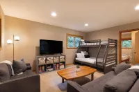 Family Cabin on Quiet Cul-de-Sac with Hot Tub and Cedar Sauna near Mt Baker