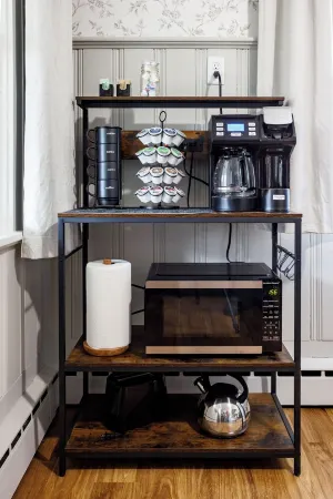 King Size Bed, Near Hwy, Work Desk, Parking Just A Few Feet Away