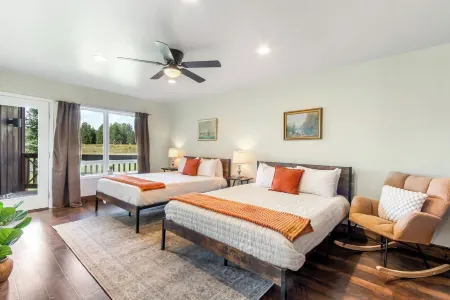 Peaceful Mountain Retreat that sleeps 7, views of Pagosa Peak & Bonus Workspace!