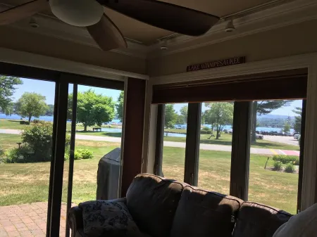 Lakefront 4 bedroom Fall getaway on Winnipesaukee